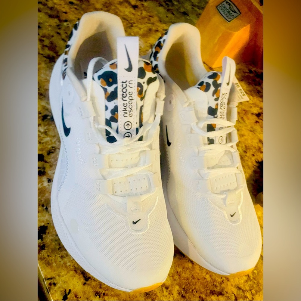 Nike React Escape running shoes woman’s 8 BRAND NWT